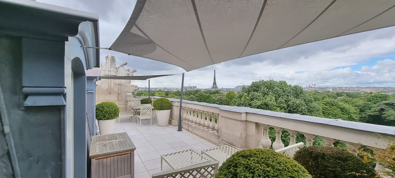 Voiles grises sur une terrasse de toit, Paris