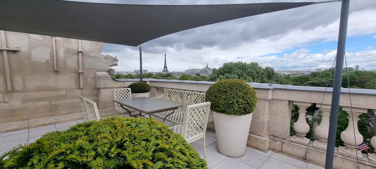 Voiles grises sur une terrasse de toit, Paris