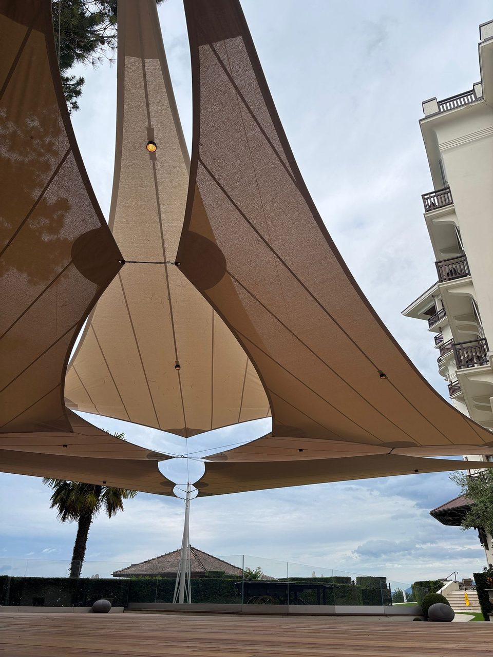Voiles sable entre les oliviers, Évian