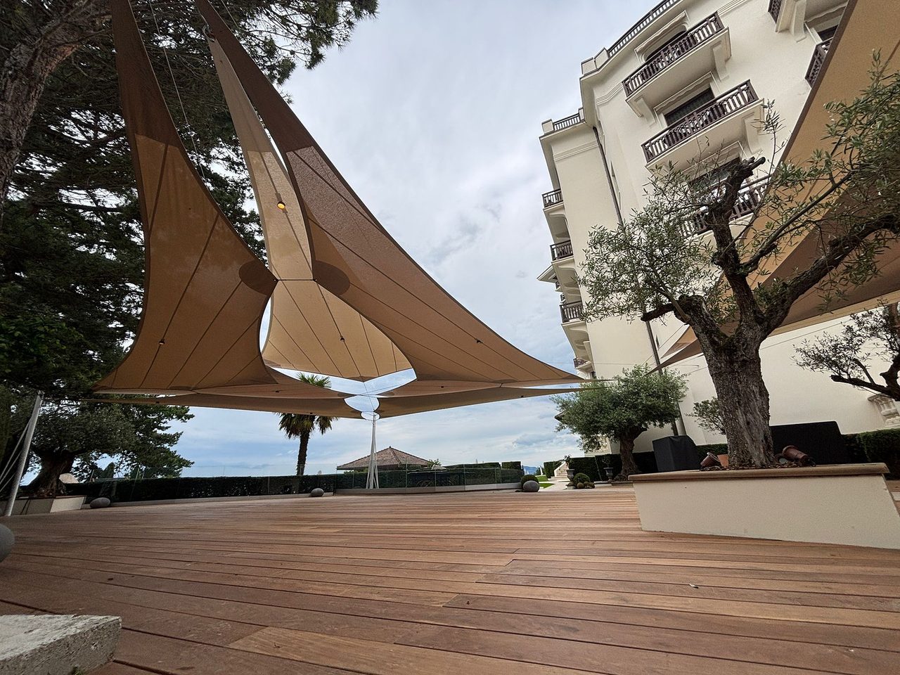 Voiles sable entre les oliviers, Évian